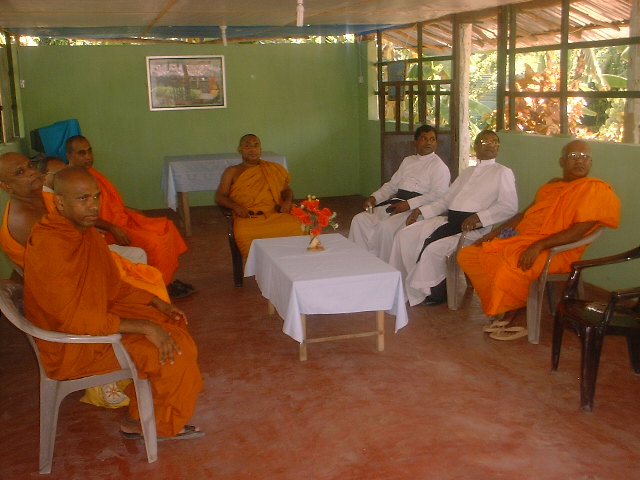 Waiting at LTTE prison to see one prisoner at kilinochchi 2006 -.JPG